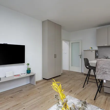 Nurli Near - Happy Fiume