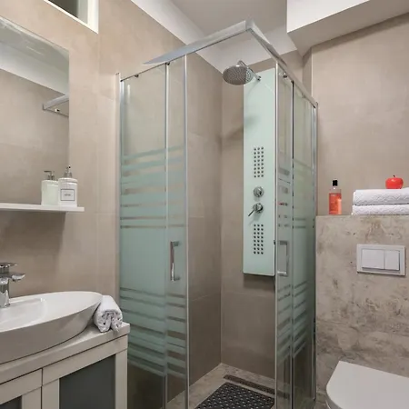 Nurli Near - Happy Fiume